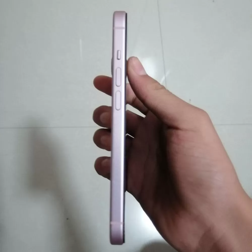 出一台iphone15国行128id可退换过一块屏幕电池健康83图片2