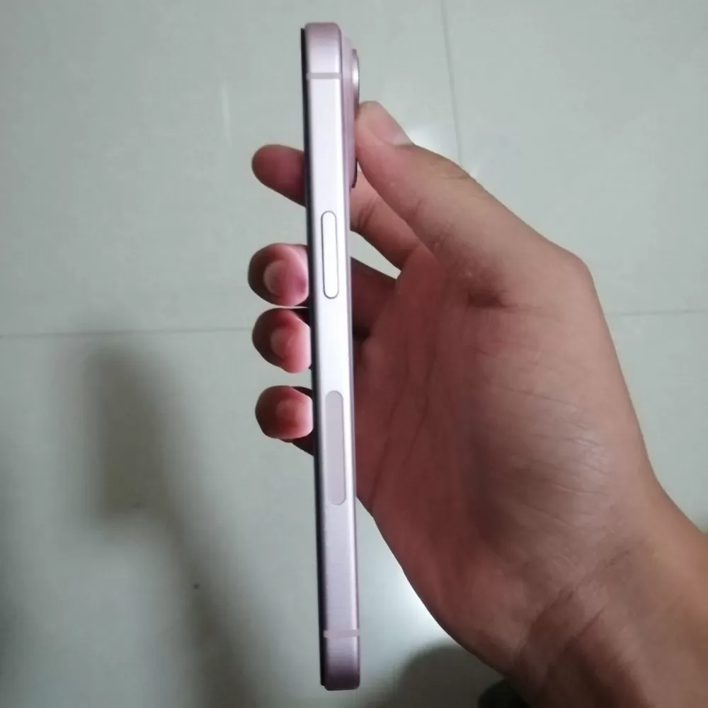 出一台iphone15国行128id可退换过一块屏幕电池健康83图片3