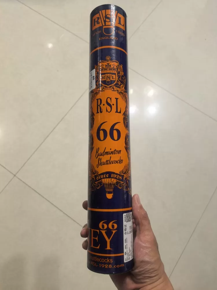 羽毛球包，9成新，内里有放球鞋的隔断。羽毛球包二百多，再搭一桶新球，一共收320…