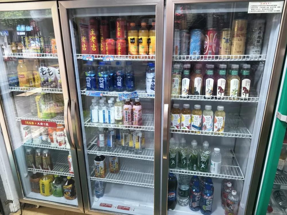 因门店清仓处理，现有八成新的一个三开门饮料展示柜处理，去年才买的，只用了一个夏天…图片2