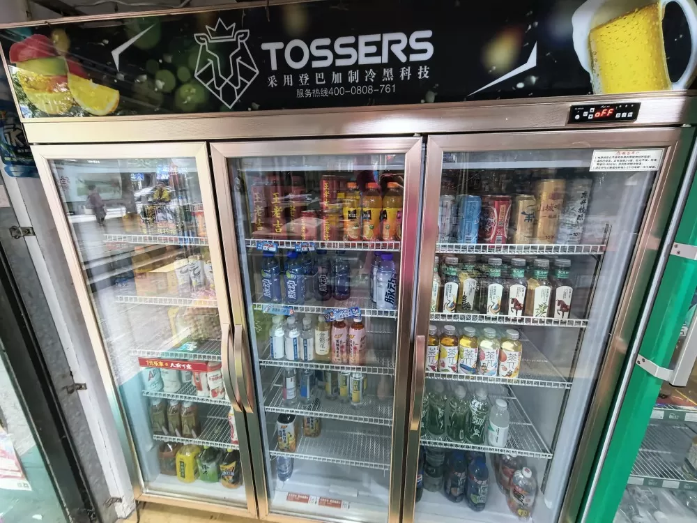 因门店清仓处理，现有八成新的一个三开门饮料展示柜处理，去年才买的，只用了一个夏天…