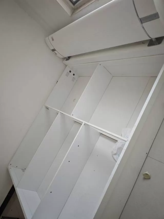 1.8*2米大床，95新，有床垫，使用过程略有瑕疵，搬家闲置，现出售