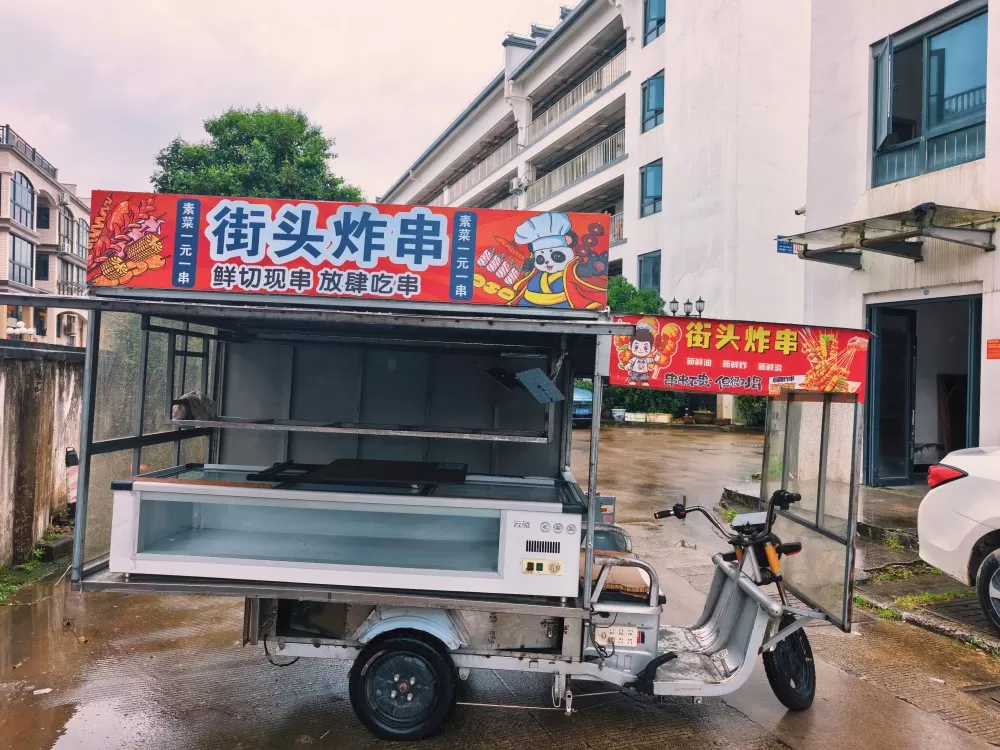 三轮餐车，桌椅板凳设备通通一起带灯箱招牌，空间大，适合做炸串、烧烤、小吃，设备齐…