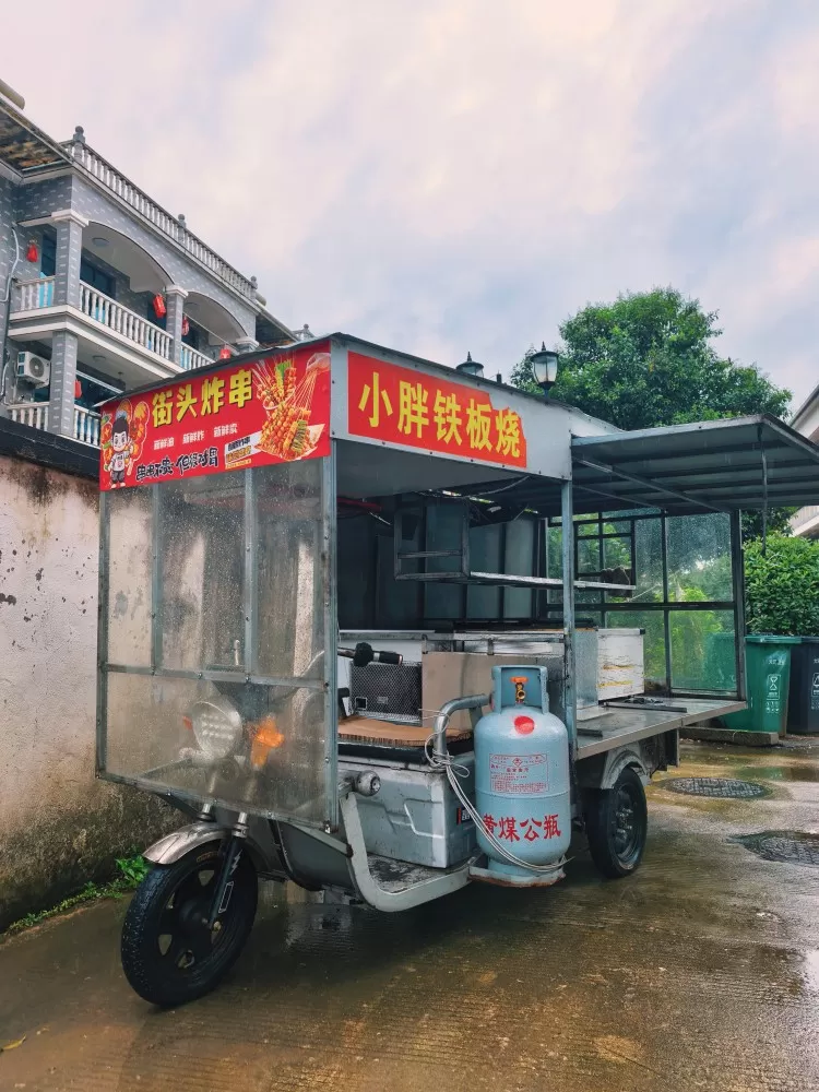 三轮餐车，桌椅板凳设备通通一起带灯箱招牌，空间大，适合做炸串、烧烤、小吃，设备齐…图片4