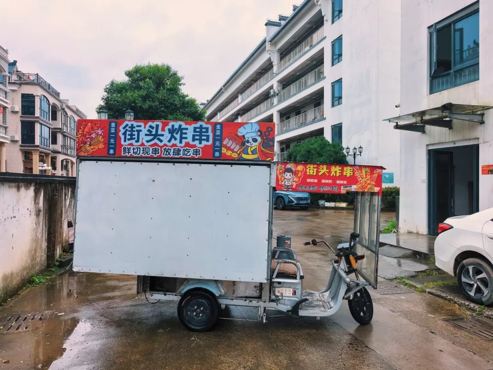三轮餐车，桌椅板凳设备通通一起带灯箱招牌，空间大，适合做炸串、烧烤、小吃，设备齐…图片5