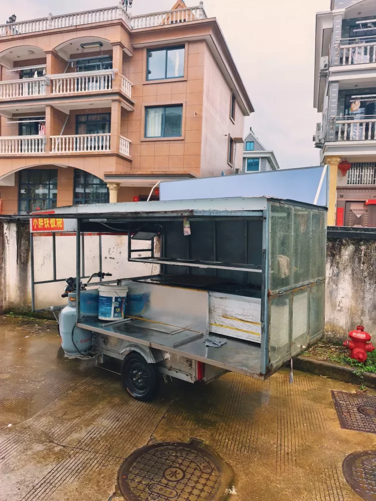 三轮餐车，桌椅板凳设备通通一起带灯箱招牌，空间大，适合做炸串、烧烤、小吃，设备齐…图片6