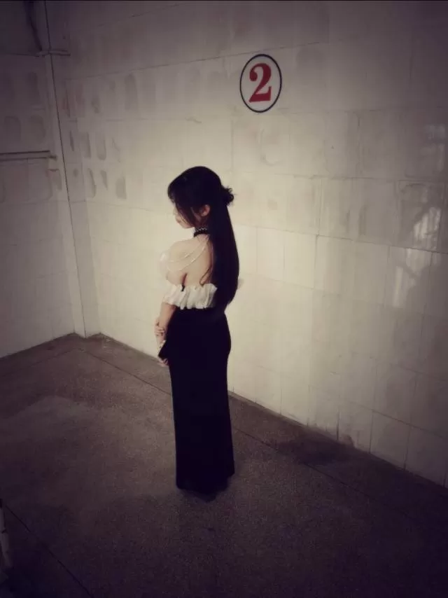 出一条黑色丝绒包臀鱼尾长裙 上台主持 生日宴会或者成人礼都可以穿 尺码是m码转过…