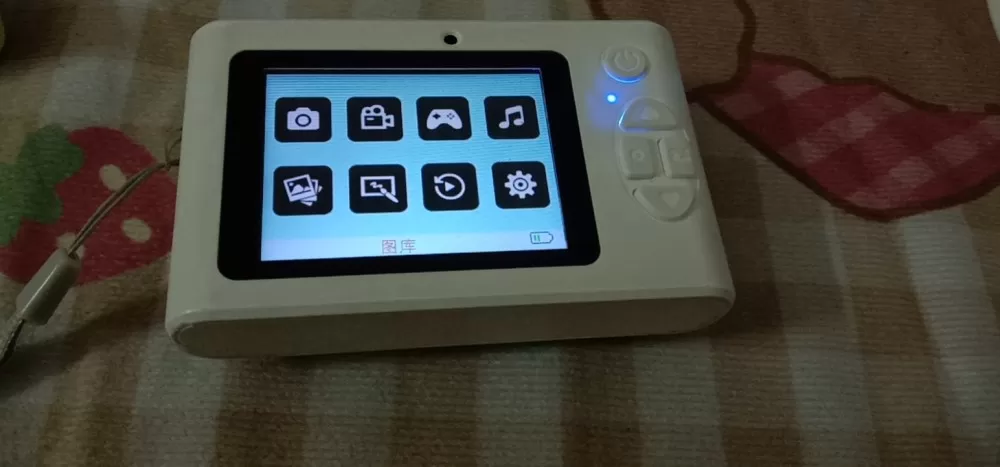 出一个ccd（有加内存卡的）不是什么大品牌 但是比那种行车记录仪清晰 当时买的原…