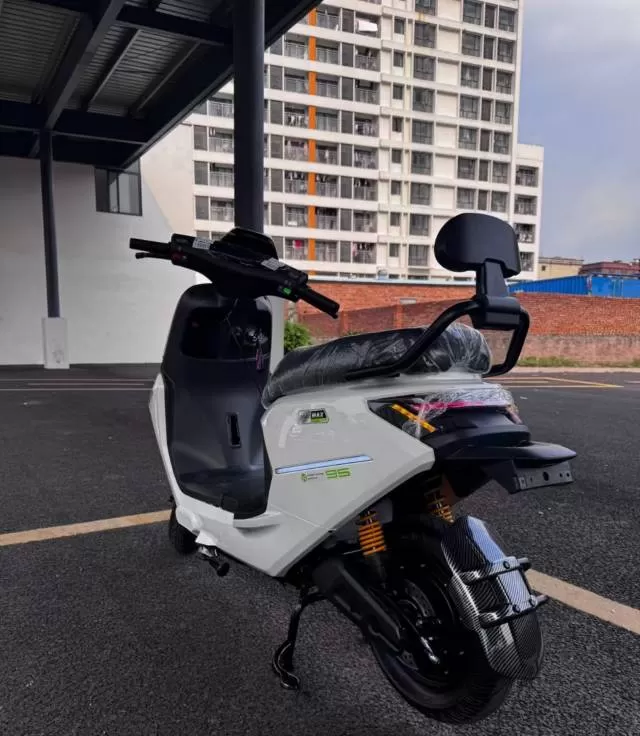 特别低价手续齐全，可正常上白牌，车况精品，代步通勤神器。 车辆配置： - 180…