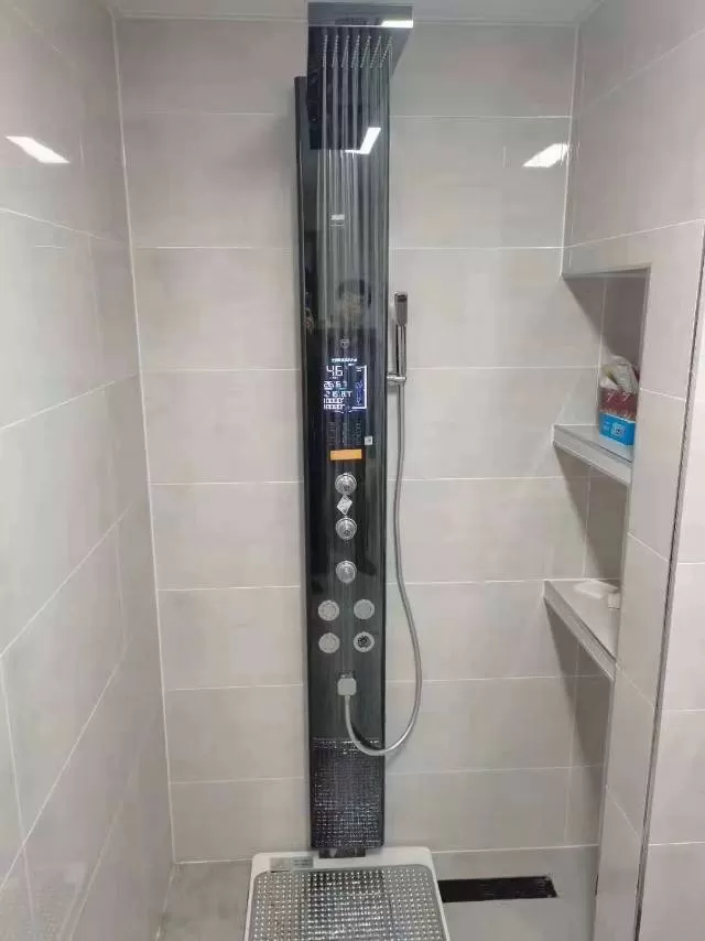 自用拆机 智能恒温即热集成淋浴屏 电热水器花洒一体 黑色钢化玻璃面板，数显恒温，…图片3
