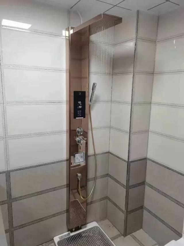自用拆机 智能恒温即热集成淋浴屏 电热水器花洒一体 黑色钢化玻璃面板，数显恒温，…图片2