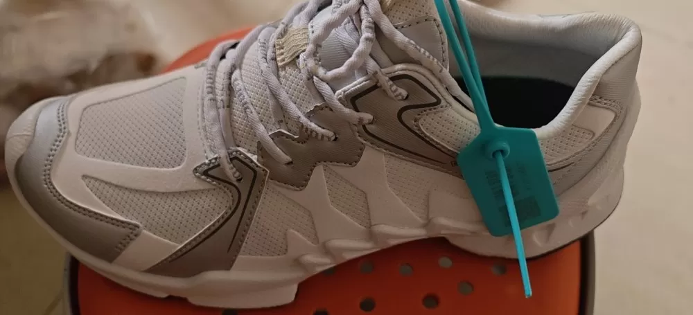 前任买的，41码，买的时候两千多，一次没穿过，亏本卖，有认证，假一赔十。ECCO…图片2