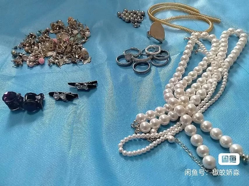包邮整套饰品21元个人闲置，适合喜欢换耳钉、项链、戒指、发夹、唇钉的姐妹，日常搭…