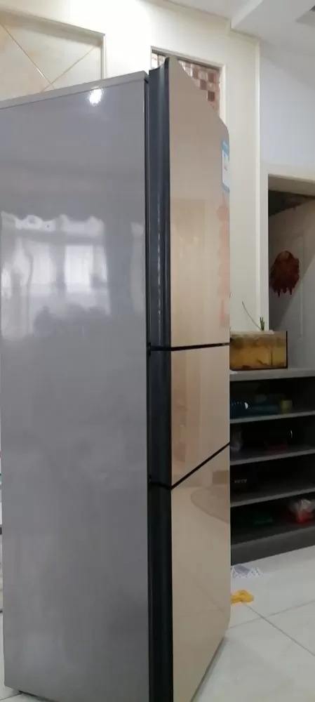 冰箱急售200在家放着碍事！一直在用冷冻室一个抽屉烂了还能用！