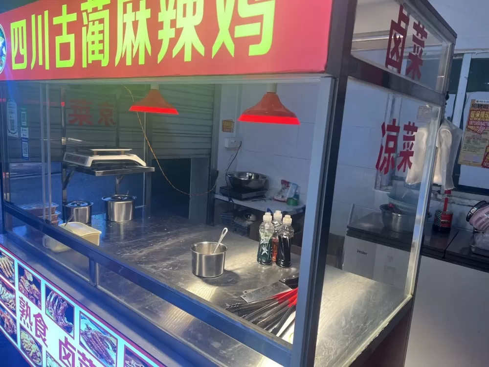 急出 几乎全新四川卤味凉菜餐车带LED灯箱+玻璃围挡操作台宽敞 空间大适合做卤味…图片2