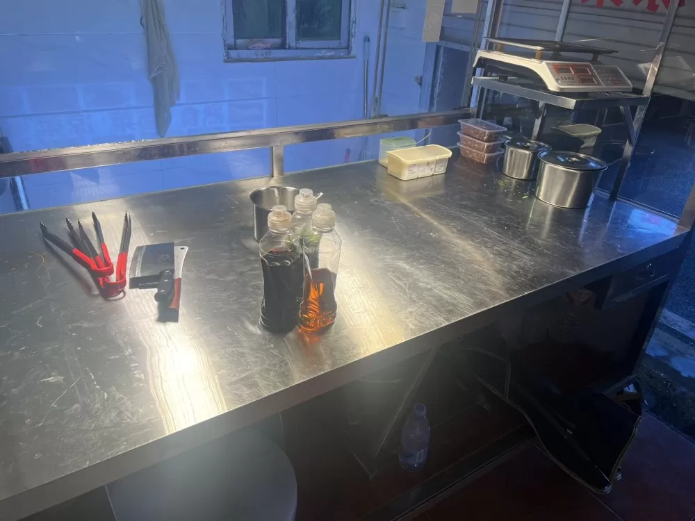 急出 几乎全新四川卤味凉菜餐车带LED灯箱+玻璃围挡操作台宽敞 空间大适合做卤味…图片5