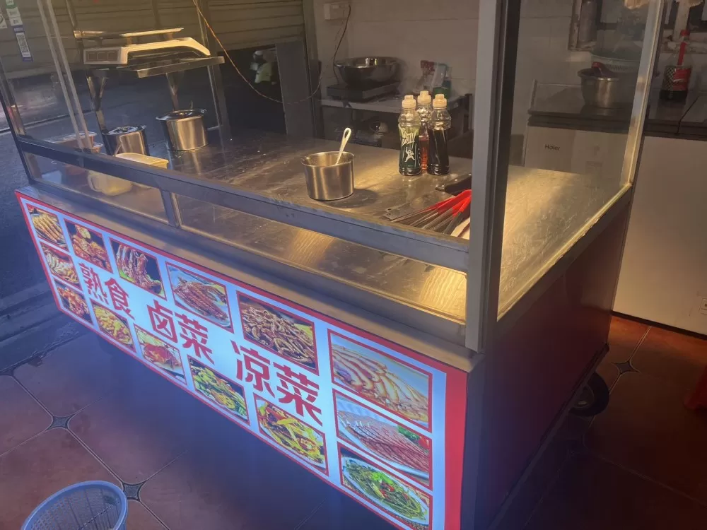 急出 几乎全新四川卤味凉菜餐车带LED灯箱+玻璃围挡操作台宽敞 空间大适合做卤味…图片3