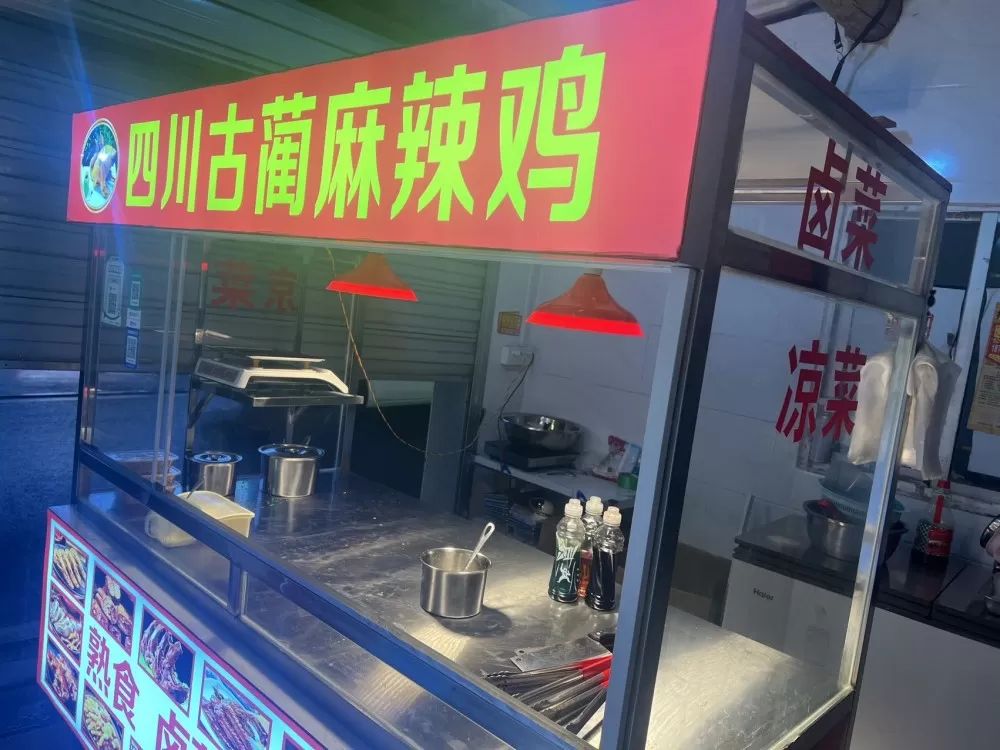 急出 几乎全新四川卤味凉菜餐车带LED灯箱+玻璃围挡操作台宽敞 空间大适合做卤味…图片4