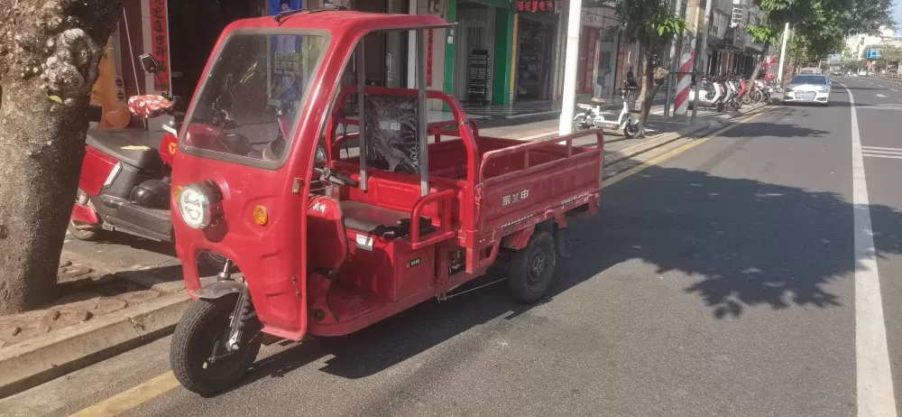 电动三轮车，半年车，长1.6宽1.1，电池买都2200了，价格合适就卖了，马上要…