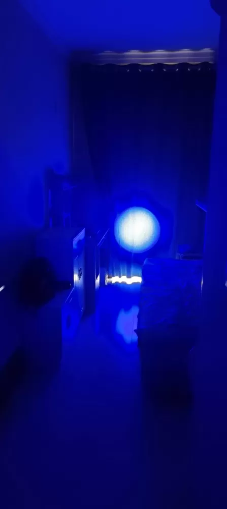 极光顶点夜钓灯，激光炮，可用九米竿，光斑大，白，黄，蓝光三挡，带1.7米三脚架。…