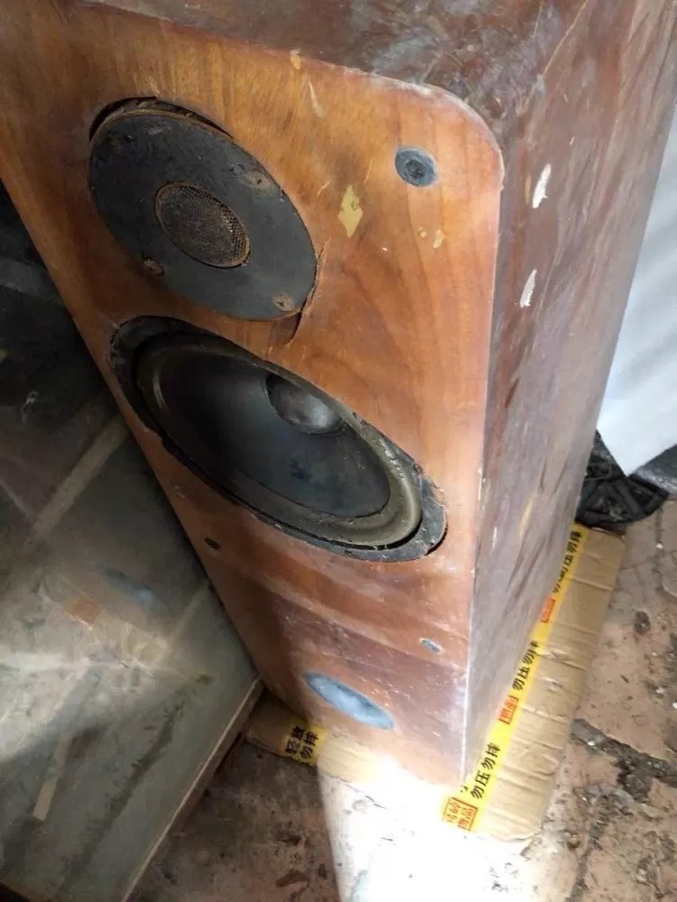 音箱两个，正常使用，原价1500，今为腾地方卖200