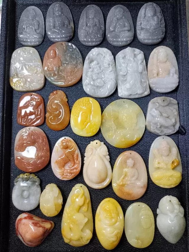 一些玉器金丝玉吊坠挂件金丝玉手玩件，价格几十到几百一件，一手走更实惠，需要的亲加…图片2