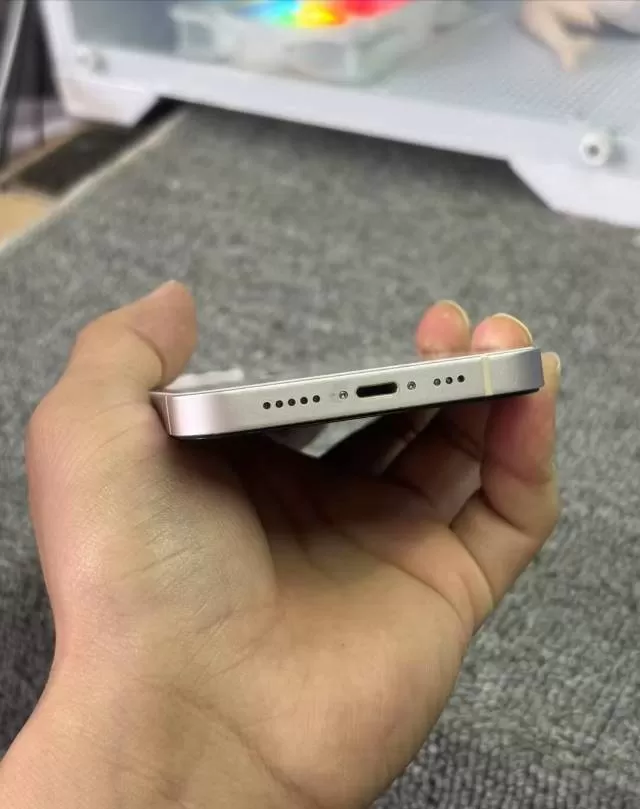 iPhone13 白色 128G 美版卡贴fog屏 原屏同款视觉效果 使用效果 …图片2