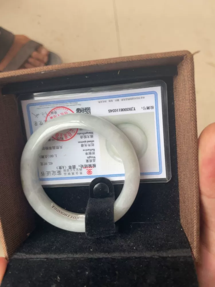 天然A货翡翠手镯，带正规珠宝鉴定证书，支持扫码核验，62.97g大圈口，料子厚实…图片2