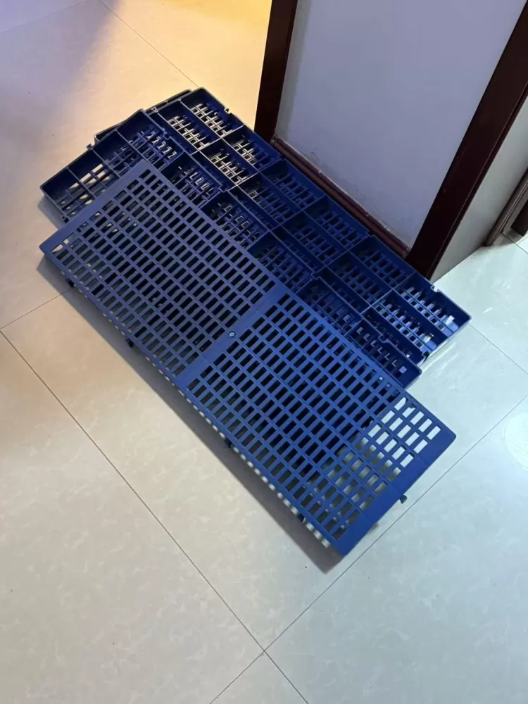 加厚白钢狗笼子，结实耐用，带轮子，移动很方便。适合中大型犬，底部有蓝色塑料地板，…图片2