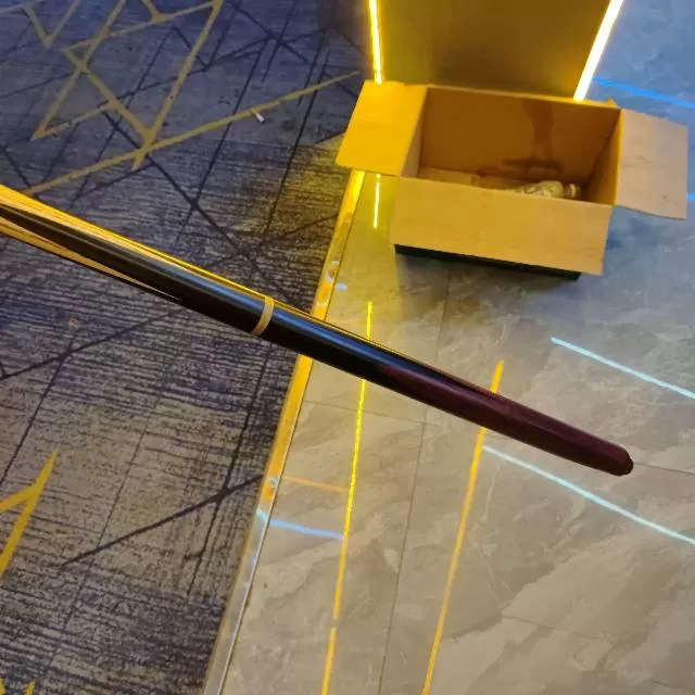 95新的奥秘血魔台球杆，几乎没有磕碰只有后把处有一点不细看根本看不出来，送一张擦…