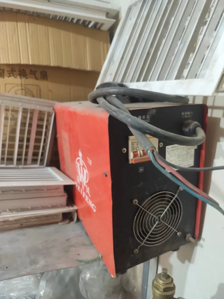 出两台400型电焊机！来自知名品牌TM！380V设计轻便且耐用
