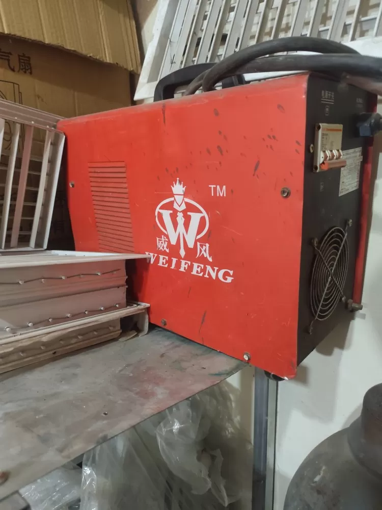 出两台400型电焊机！来自知名品牌TM！380V设计轻便且耐用图片2