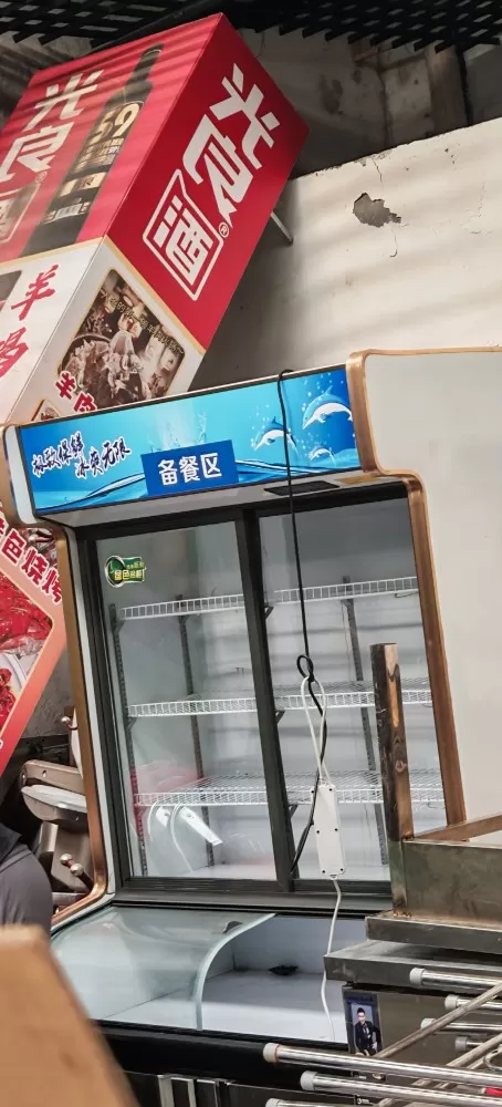 几乎全新双门展示柜，三层的