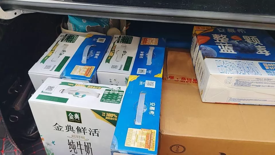 ? 邻居们好！家里有10几箱高端牛奶，全家实在喝不完，拿来给邻居们送福利啦！全是…图片3