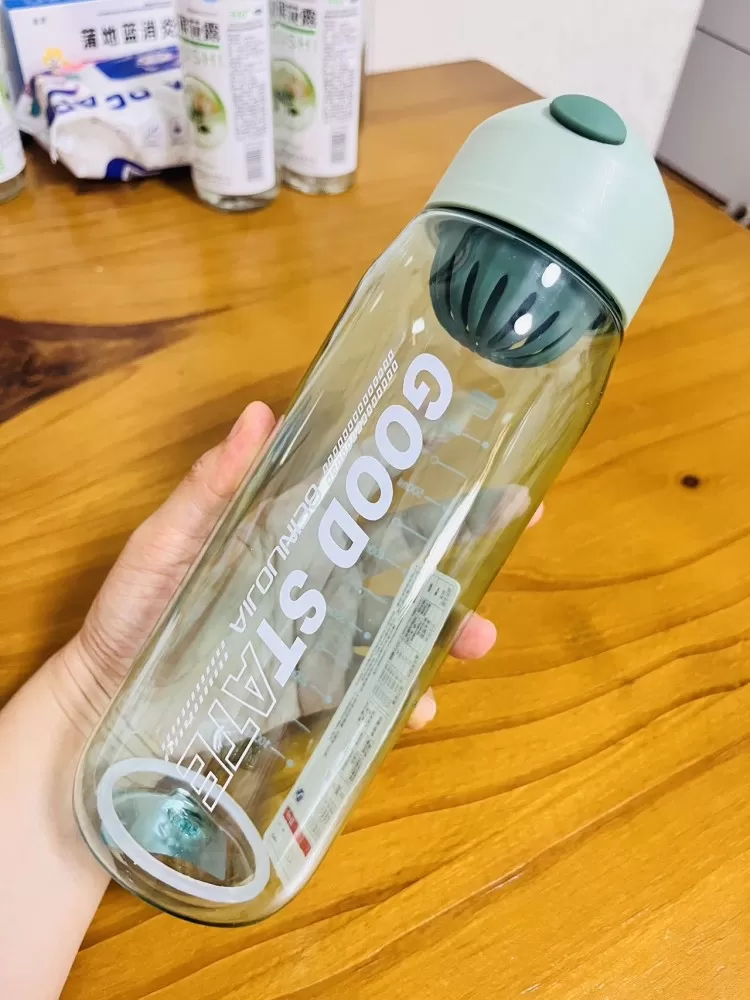 水杯，有三个颜色颜色：淡粉，淡棕色，淡绿色水量：600ml瓶盖有防水圈，防过滤，…
