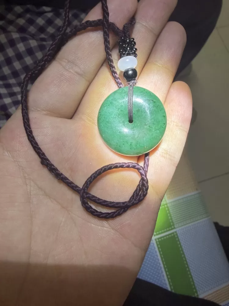 独山玉平安扣吊坠，天然蓝绿色调，玉质细腻油润，带自然石纹（属正常现象，非瑕疵），…