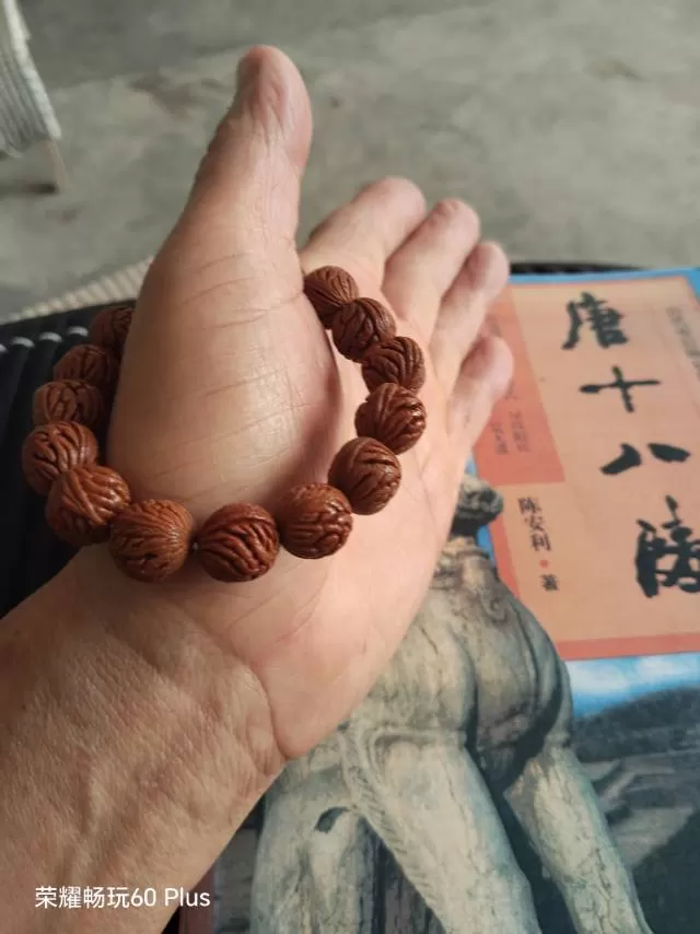 秦岭野生桃核，纹路清晰漂亮，油性十足，买回家盘玩了俩月，非常漂亮。图片5