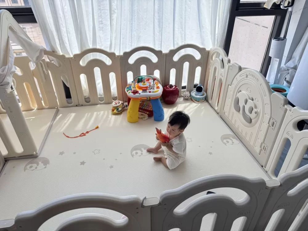 Babygo地围栏，原价1400，用了半年，带垫，轻微使用痕迹，适合宝宝活动用。…图片3