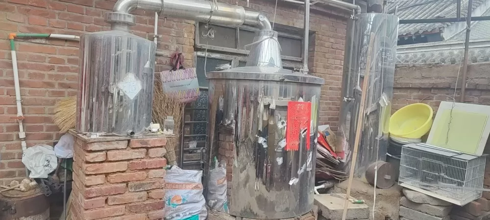 出售一套酿白酒设备和13个1000斤的酒缸，给钱就卖，有要电话联系