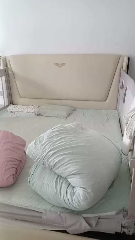 1套沙发 4张床 一体式的油烟机，真皮沙发买了3万多 两张主卧的床买的时候1万多…