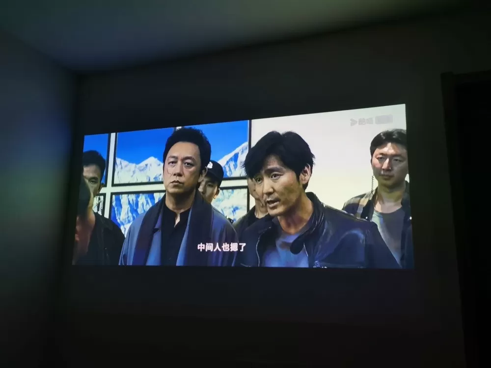 自用坚果投影仪，手机可直接投屏用，清晰度高，不需要幕布，直接投到白墙上可看。遥控…图片6