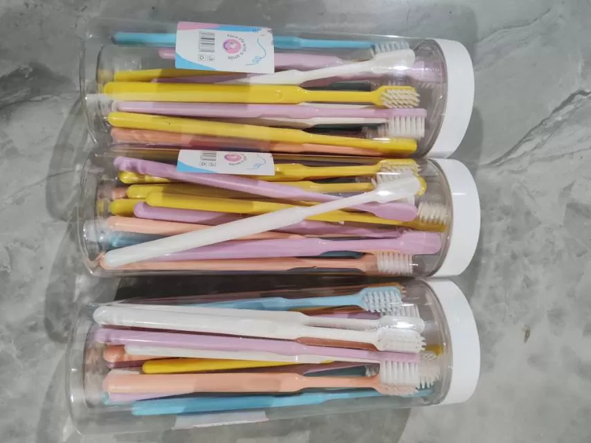 线下实体店倒闭，剩下最后的几桶牙刷，每桶牙刷20支，全新未开封，原价要四五十元，…图片2