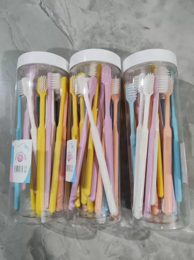线下实体店倒闭，剩下最后的几桶牙刷，每桶牙刷20支，全新未开封，原价要四五十元，…