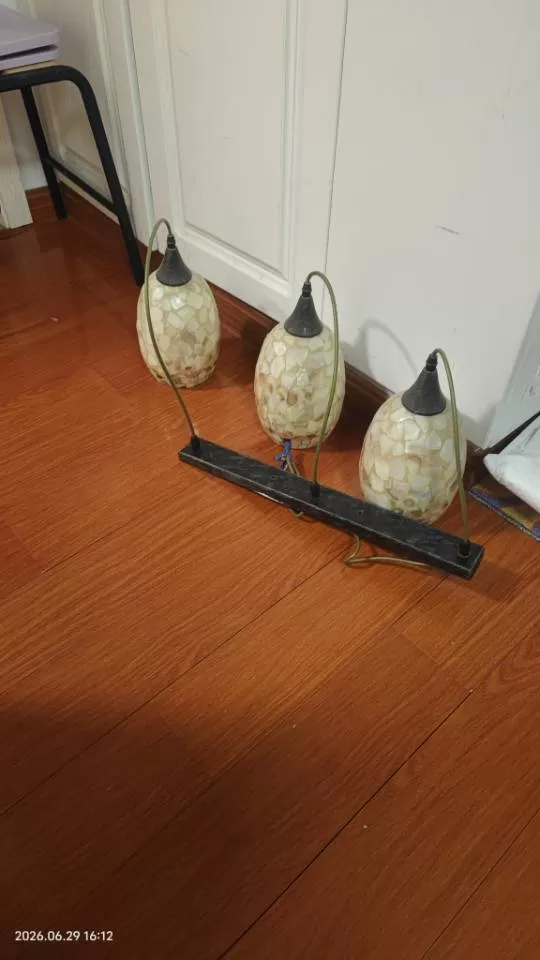 三头贝壳吊灯，灯罩是贝壳材质，氛围感好，适合餐厅、客厅、书房。成色还可以，正常使…图片2