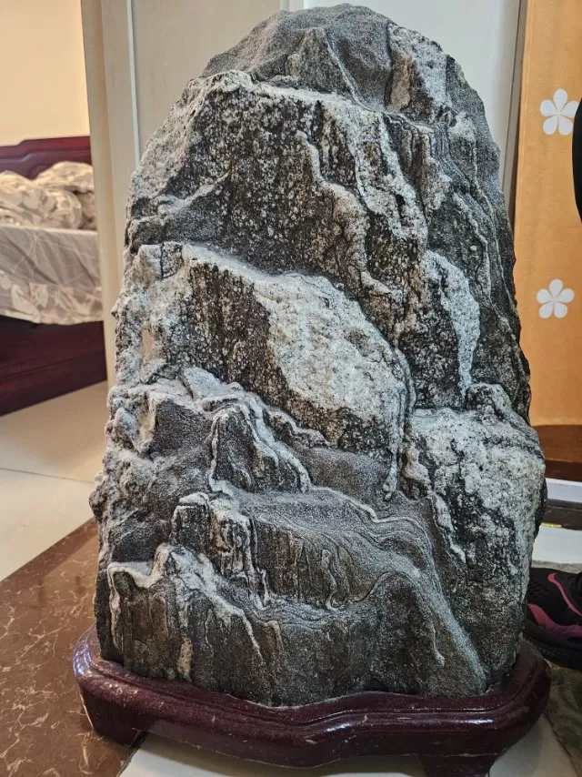 泰山石，个人闲置，北京，个人泰山顶亲自取的，天然原石，没修饰，形态大气，石头很硬…