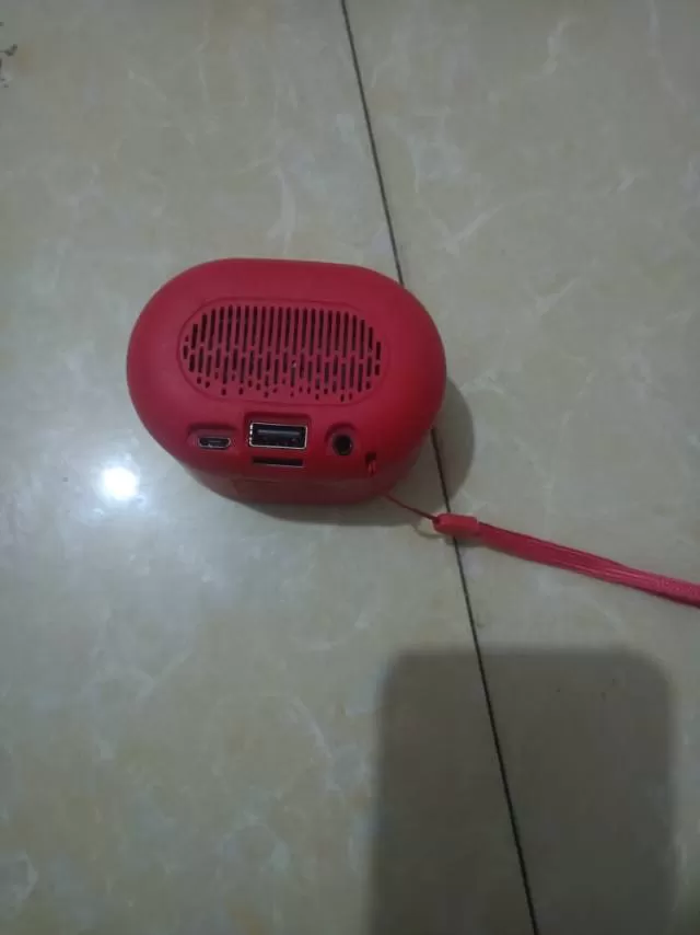 几乎全新红色蓝牙音箱，功能都正常，没修过，外观很新，带挂绳，小巧方便，居家听歌很…