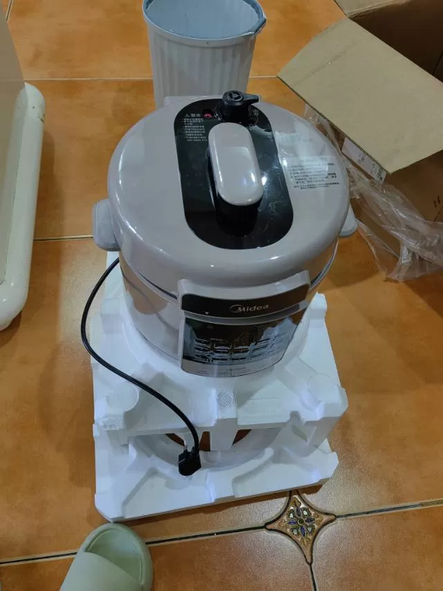 昨天线下购入美的电压力锅，仅拆开试了一次煮饭，完全无磕碰无瑕疵，原装包装盒、量杯…图片2