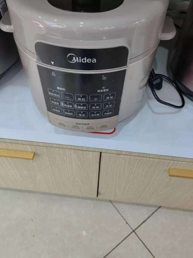 昨天线下购入美的电压力锅，仅拆开试了一次煮饭，完全无磕碰无瑕疵，原装包装盒、量杯…图片3