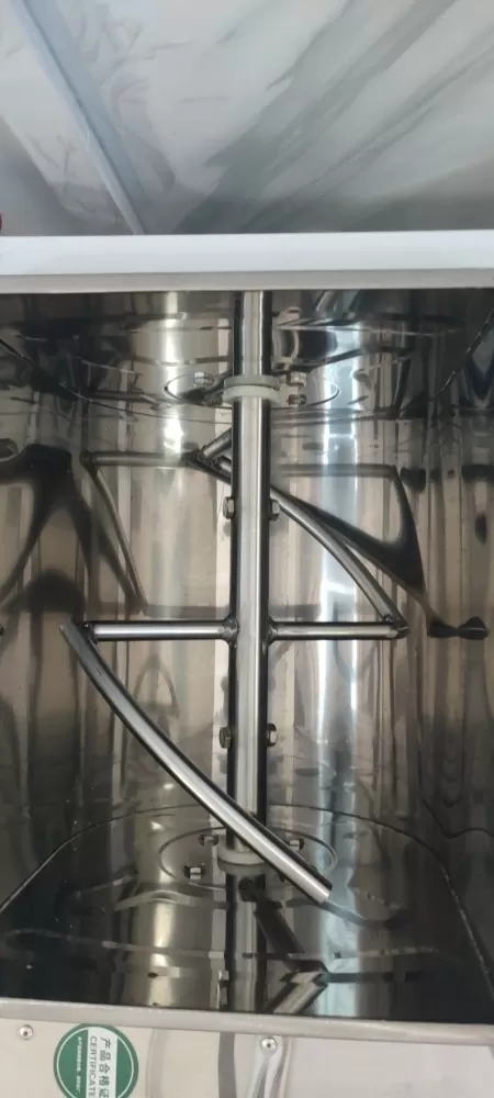 揉面机15公斤级，揉面杆挺给力，和面真挺筋道。小铺子蒸馒头转行给他找个新主人?图片2