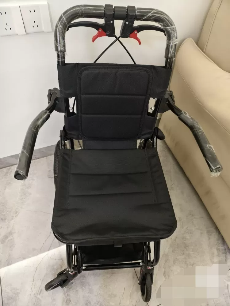 (翁源县城内可送货上门）全新折叠轮椅！保护膜还在，碳钢车架，结实耐用，净重10k…图片4